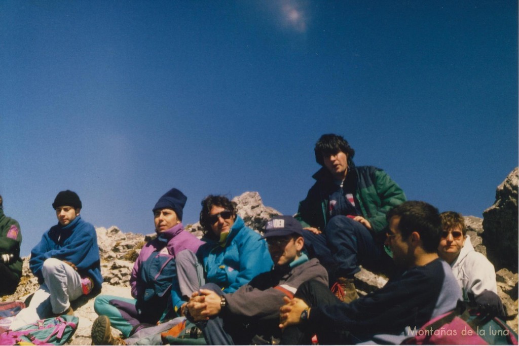 Cumbre del Peña Ubiña, 2.417 mts., Joaquín Terrés arriba y abajo de izquierda a derecha: Alberto, Joseico, El Chapi, Miguel Ángel Gómis, Vicente y Manuel